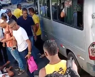 Acidente entre moto, van e ônibus deixa dois feridos em Salvador