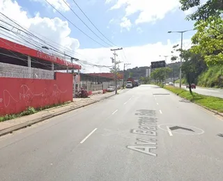 Acidente envolvendo três veículos deixa motociclista ferido em Salvador