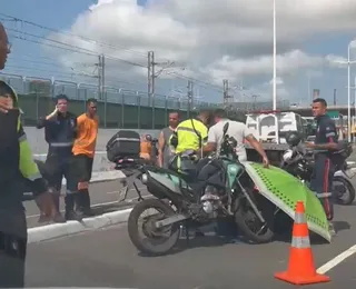 Acidente no viaduto Nelson Dahia causa congestionamento em Salvador