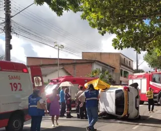 Aluna erra pedal, bate e capota carro durante prova do Detran