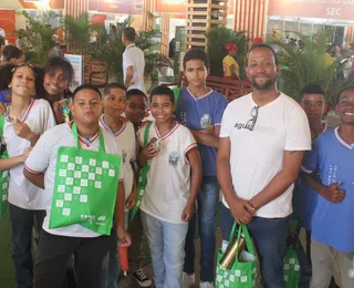 Alunos participam de aula de campo na Fenagro