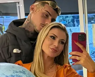 Andressa Urach tatua nome de novo namorado após um dia juntos