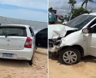 Após bater em carreta, carro invade praia em Porto Seguro