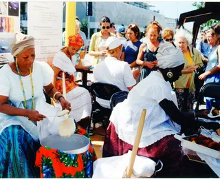 Baianas de acarajé simbolizam a cultura e a resistência das mulheres negras que tiram o sustento nas ruas