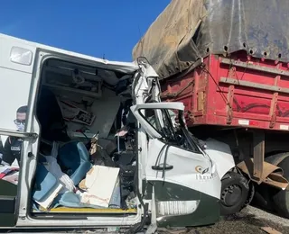 Batida entre ambulância e caminhão deixa quatro mortos na Bahia