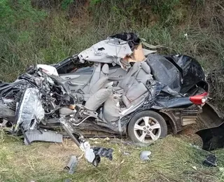 Batida entre carro e caminhão deixa duas pessoas mortas e três feridas