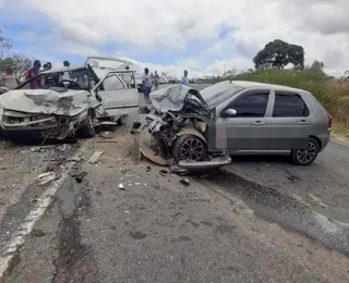 Batida entre dois carros deixa um morto e cinco feridos na Bahia