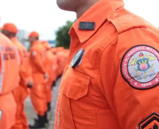 Bombeiros reforçam buscas por garota que caiu em bueiro - Imagem