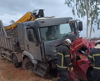 Acidente entre carro e caminhão deixa morto e ferido no oeste da Bahia