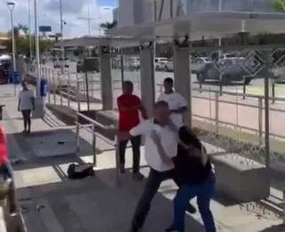 Suposto rodoviário troca socos em frente a shopping de Salvador; veja