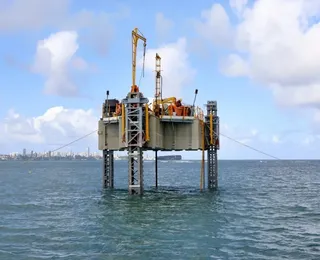 Buscas por mergulhador desaparecido no mar são retomadas