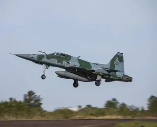 Caça da Força Aérea Brasileira cai durante exercício de treinamento