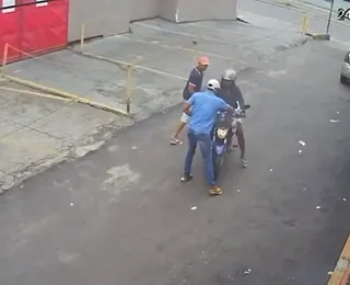 Mulher tem moto assaltada em rua de Itapuã, em Salvador; assista vídeo