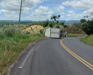 Caminhão baú tomba na BA-540 entre Mutuípe e Amargosa