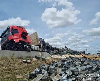 Caminhão carregado de mangas tomba na BR-116 em Feira de Santana