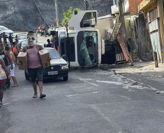 Caminhão tomba, esmaga carro e carga de carne é saqueada em Salvador