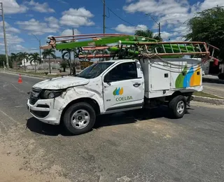 Caminhonete da Coelba capota com dois colaboradores na Bahia