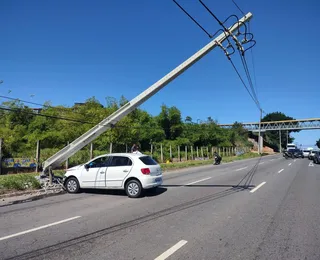 Carro bate em poste na Paralela e causa congestionamento na via