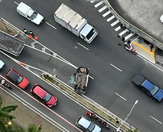 Carro capota e mulher fica ferida perto do Salvador Shopping