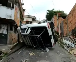 Carro tomba após motorista tentar subir ladeira em Salvador