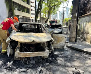 Carros pegam fogo e grande incêndio é formado na Graça, em Salvador