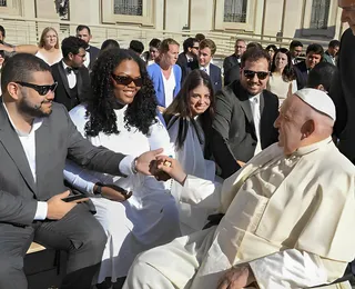 Casal baiano recém-casado recebe bênção do Papa em Roma