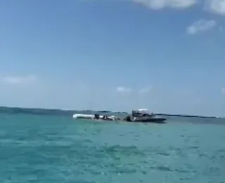 Catamarã com 47 pessoas afunda durante passeio de mar