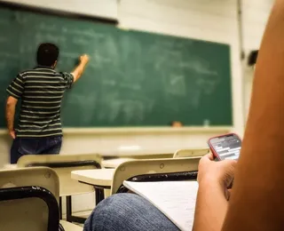 Comissão da Câmara aprova projeto que proíbe celular na sala de aula