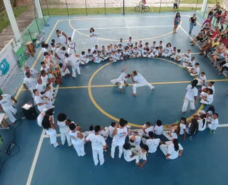 Grupo de capoeira leva cultura e esporte para crianças na Bahia