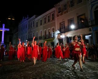 'Cordão Vermelho' da dança arrasta multidão no Pelourinho