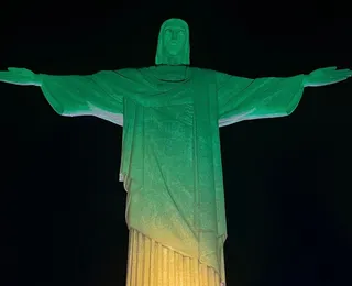 Cristo Redentor recebe iluminação em homenagem ao aniversário de Pelé