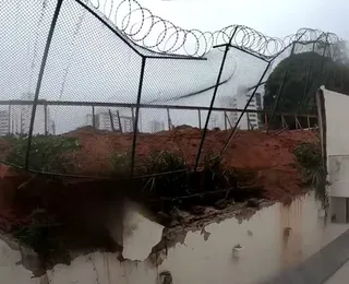 Chuva forte causa desabamento de muro na Pituba, em Salvador