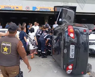 Dois carros caem de estacionamento e atingem outros veículos na Bahia