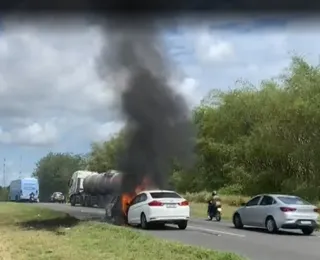 Dois carros pegam fogo e causam longo congestionamento na BR-324