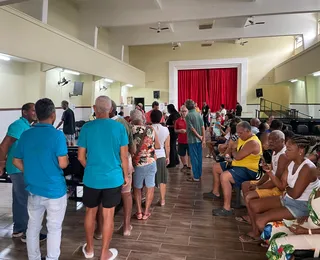 Eleitores chegam cedo para abertura do Colégio Duque de Caxias