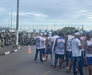 Em meio à má fase, torcedores do Bahia fazem protesto no CT do clube