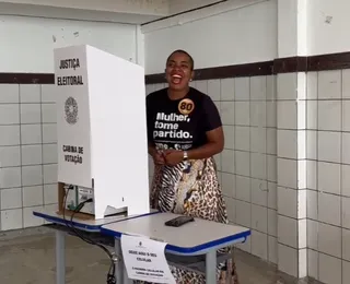 Eslane Paixão vota com a família na Cidade Baixa