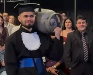 Estudante homenageia pai com botijão de gás em formatura e viraliza