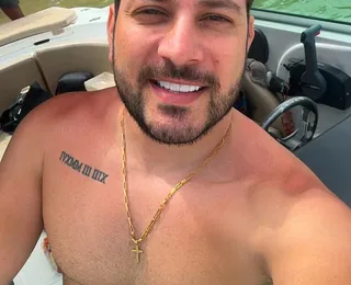 Ex-BBB Caio celebra cirurgia nos seios: "Cuidado com a saúde mental"