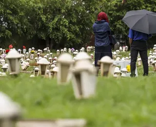 Familiares homenageiam entes queridos em Dia de Finados