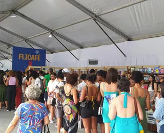 Fãs de Liniker enfrentam fila para ver artista na Flica: “Esperança é a última que morre”