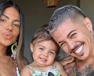 Filha de Tays Reis é flagrada comendo ração do cachorro; veja vídeo