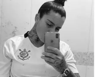 Garota morre ao se distrair com celular e cair de prédio; confira vídeo