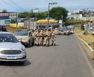 Homem tem carro fechado e é morto a tiros no centro de Itabuna