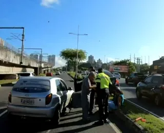 Homem tenta voltar de ré e colide com outro veículo na Av. Bonocô