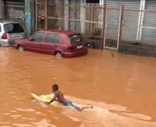 Homens 'aproveitam' enchentes em Salvador para surfar; veja vídeo