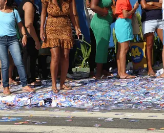 Idosa cai em buraco escondido por santinhos em Salvador