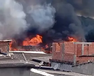 Incêndio de grandes proporções atinge dezenas de casas