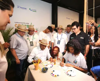 Governador participa de oficina de pintura com crianças na Fenagro