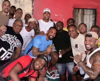 Leo Santana curte 'sextou' com amigos em Boa Vista do Lobato: "Feliz no simples"